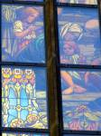 Obrazy na oknech s ilustracemi z církevního života
